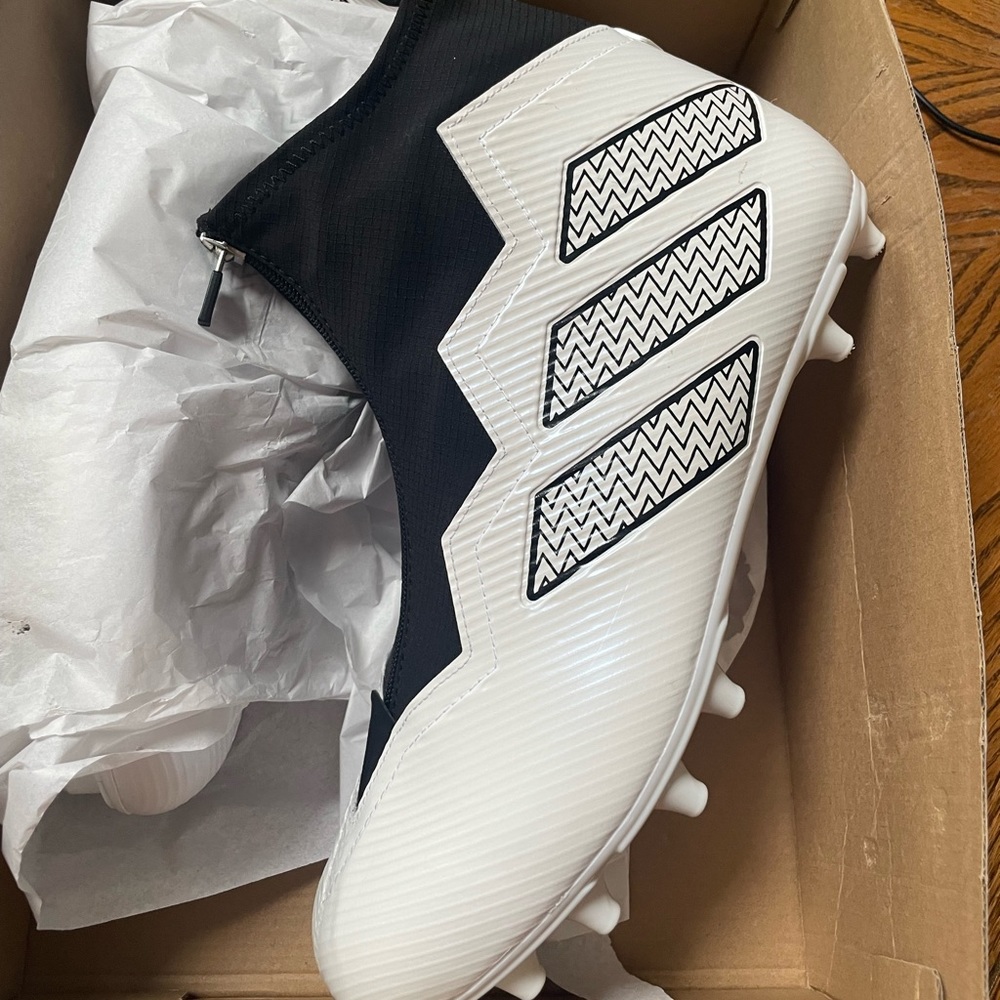 Adidas Men’s 13 wide football cleats